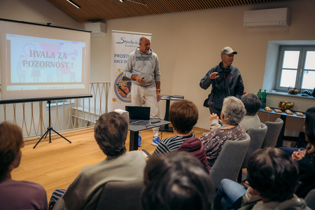Ostanimo mobilni – delavnica za starejše v Senožečah