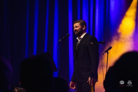 Koncert-Pockaj_2022-03-19_Alenfra__DSC2173_manjse-logo