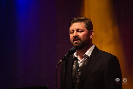 Koncert-Pockaj_2022-03-19_Alenfra__DSC2192_manjse-logo