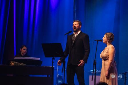 Koncert-Pockaj_2022-03-19_Alenfra__DSC2200_manjse-logo