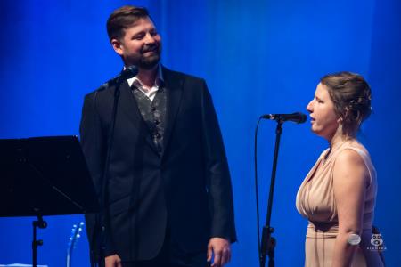 Koncert-Pockaj_2022-03-19_Alenfra__DSC2207_manjse-logo