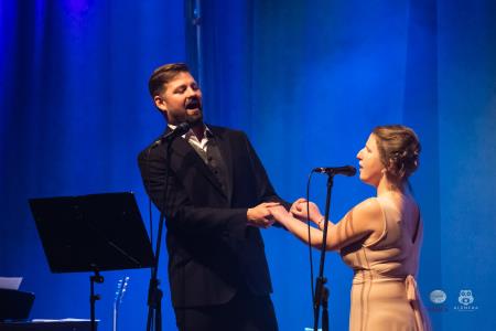 Koncert-Pockaj_2022-03-19_Alenfra__DSC2210_manjse-logo