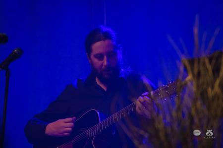 Koncert-Pockaj_2022-03-19_Alenfra__DSC2235_manjse-logo