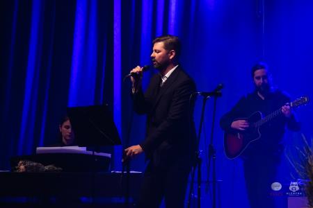 Koncert-Pockaj_2022-03-19_Alenfra__DSC2238_manjse-logo