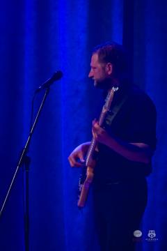 Koncert-Pockaj_2022-03-19_Alenfra__DSC2253_manjse-logo