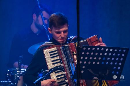 Koncert-Pockaj_2022-03-19_Alenfra__DSC2268_manjse-logo