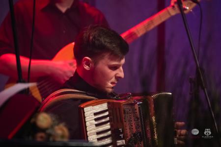 Koncert-Pockaj_2022-03-19_Alenfra__DSC2353_manjse-logo