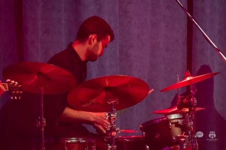 Koncert-Pockaj_2022-03-19_Alenfra__DSC2356_manjse-logo