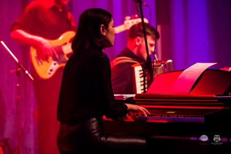 Koncert-Pockaj_2022-03-19_Alenfra__DSC2362_manjse-logo