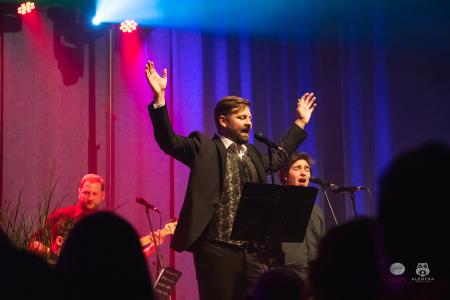 Koncert-Pockaj_2022-03-19_Alenfra__DSC2371_manjse-logo