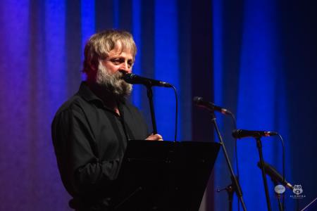 Koncert-Pockaj_2022-03-19_Alenfra__DSC2402_manjse-logo