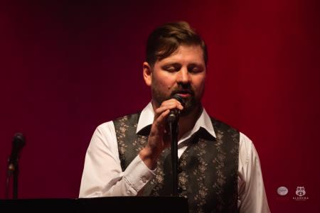 Koncert-Pockaj_2022-03-19_Alenfra__DSC2534_manjse-logo