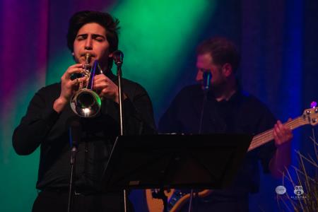 Koncert-Pockaj_2022-03-19_Alenfra__DSC2644_manjse-logo