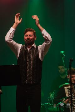 Koncert-Pockaj_2022-03-19_Alenfra__DSC2751_manjse-logo