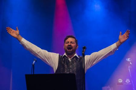 Koncert-Pockaj_2022-03-19_Alenfra__DSC2783_manjse-logo