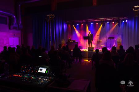 Koncert-Pockaj_2022-03-19_Alenfra__Z6A7616_manjse-logo