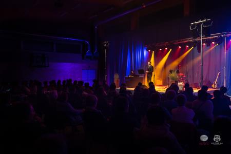 Koncert-Pockaj_2022-03-19_Alenfra__Z6A7626_manjse-logo