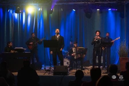 Koncert-Pockaj_2022-03-19_Alenfra__Z6A7706_manjse-logo