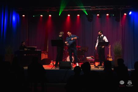 Koncert-Pockaj_2022-03-19_Alenfra__Z6A7763_manjse-logo