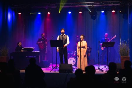 Koncert-Pockaj_2022-03-19_Alenfra__Z6A7815_manjse-logo