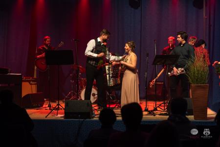 Koncert-Pockaj_2022-03-19_Alenfra__Z6A7845_manjse-logo