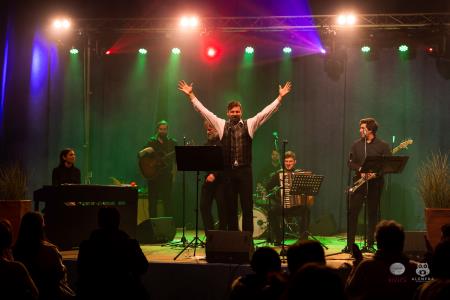 Koncert-Pockaj_2022-03-19_Alenfra__Z6A7922_manjse-logo
