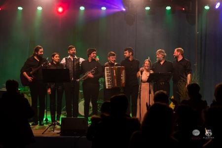 Koncert-Pockaj_2022-03-19_Alenfra__Z6A7948_manjse-logo