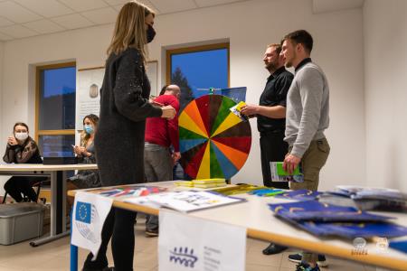 Koncert-Pockaj_2022-03-19_Alenfra__Z6A7585_manjse-logo