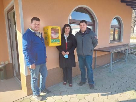 Predstavnik KS Divača Benjamin Škrlj, županja občine Divača Alenka Štrucl Dovgan in predstavnik vasi Naklo Jernej Babuder, foto Suzana Škrlj