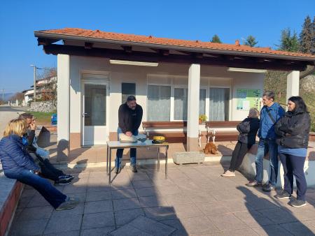Demonstracija temeljnega postopka oživljanja v naselju Kačiče-Pared, foto Suzana Škrlj