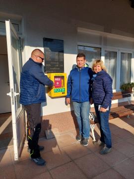 Predstavnik podjetja Medic-UM STORE d.o.o., predsednik KS Divača Benjamin Škrlj in podpornica predloga Majda Koren, foto Suzana Škrlj