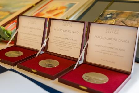 Slavnostna-seja_slika plaket