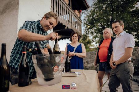 O-Divaca_Poklon-2023_BeGR8-Media__7IV1293_vecje_logo