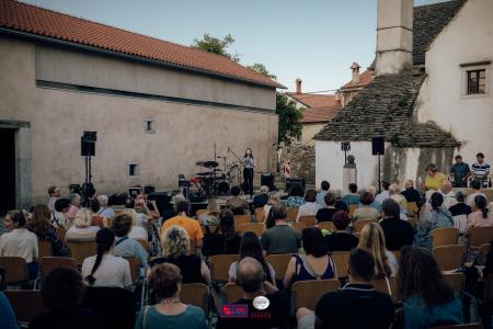 O-Divaca_Poklon-2023_BeGR8-Media__7IV1302_vecje_logo