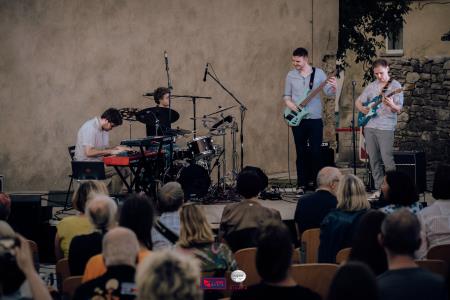 O-Divaca_Poklon-2023_BeGR8-Media__7IV1323_vecje_logo