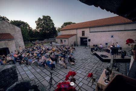 O-Divaca_Poklon-2023_BeGR8-Media__7IV1334_vecje_logo