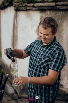 O-Divaca_Poklon-2023_BeGR8-Media__7RV6904_vecje_logo