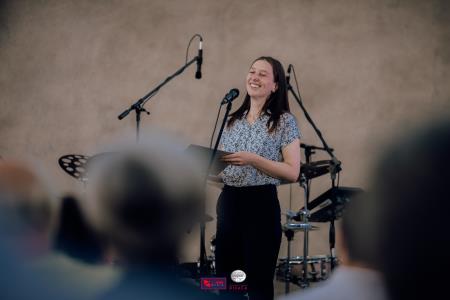 O-Divaca_Poklon-2023_BeGR8-Media__7RV6950_vecje_logo