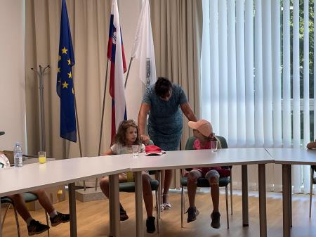 Otroci iz počitniškega varstva na obisku na Občini Divača