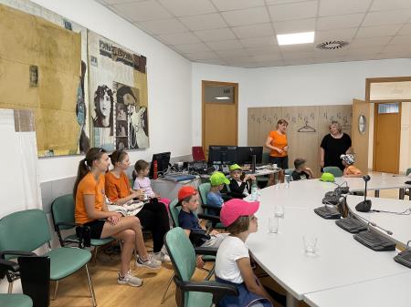 Otroci iz počitniškega varstva na obisku na Občini Divača