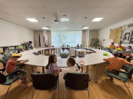 Otroci iz počitniškega varstva na obisku na Občini Divača