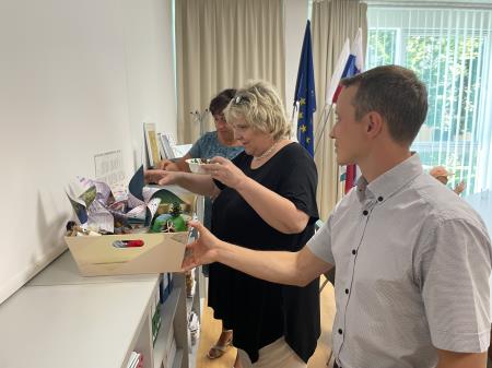 Otroci iz počitniškega varstva na obisku na Občini Divača