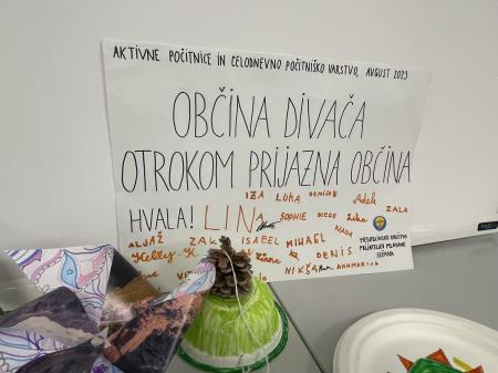 Otroci iz počitniškega varstva na obisku na Občini Divača