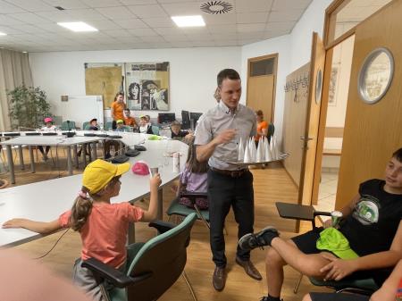 Otroci iz počitniškega varstva na obisku na Občini Divača