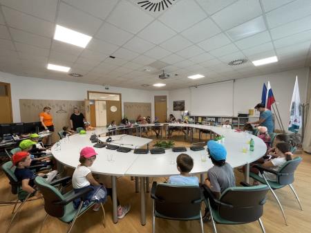 Otroci iz počitniškega varstva na obisku na Občini Divača