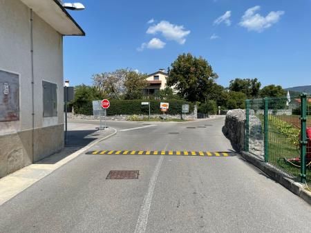 Grbina za umirjanje prometa na Kosovelovi ulici