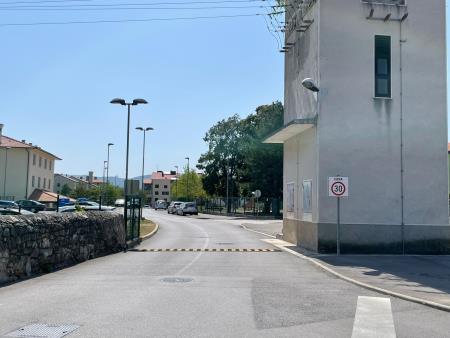 Grbina za umirjanje prometa na Kosovelovi ulici