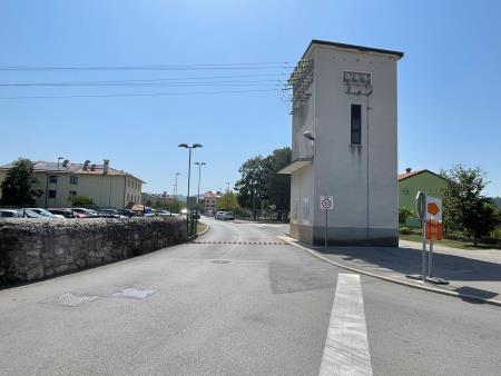 Grbina za umirjanje prometa na Kosovelovi ulici