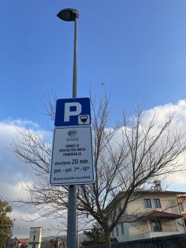  Obvestilo o novem režimu parkiranja na Kosovelovi ulici - MODRA CONA