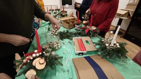 V Pekarni v Senožečah ustvarjali praznične aranžmaje